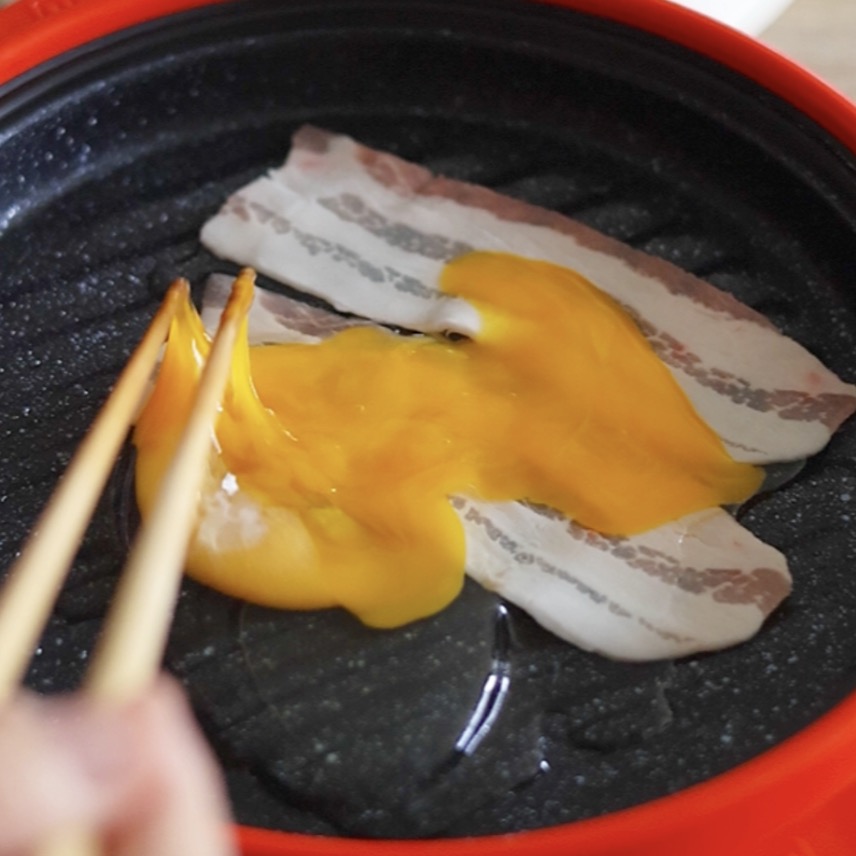 豚バラ肉を広げ卵を割り入れ軽くほぐす