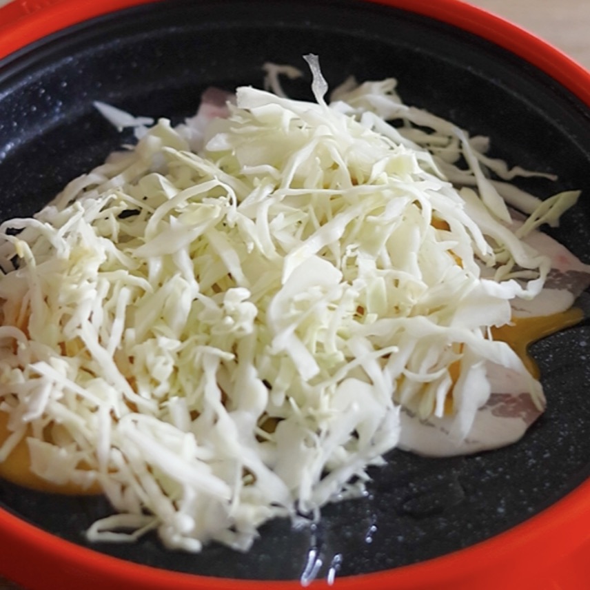 上からキャベツを広げる