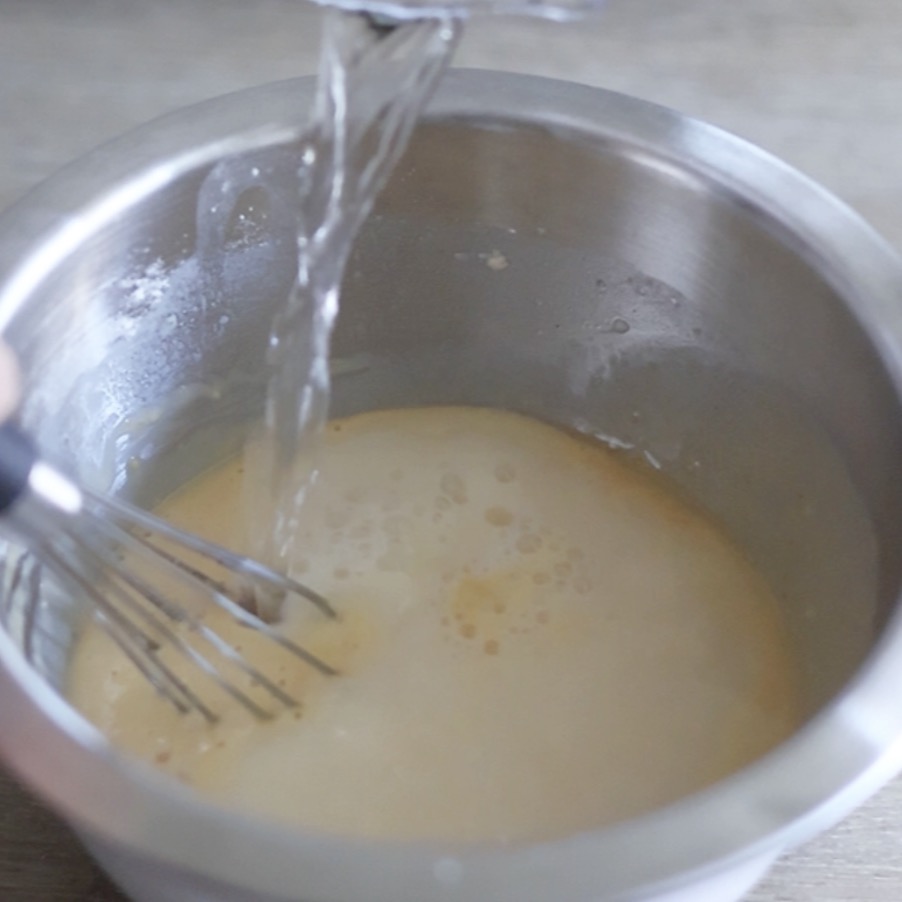 ある程度バッター液を練った後に最後水を加える