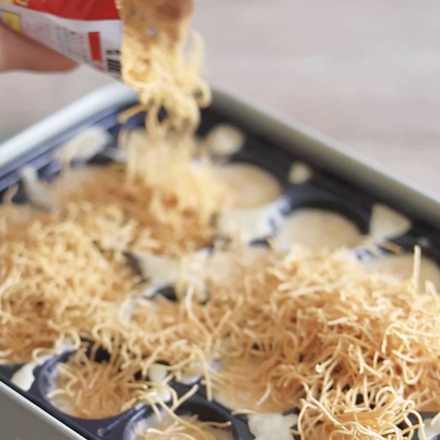 マルタイ長崎皿うどんをたこ焼きプレートに入れる