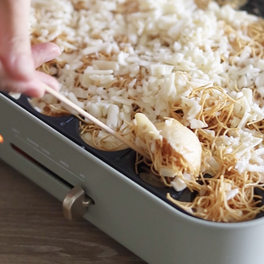 長崎皿うどんをたこ焼きに入れる