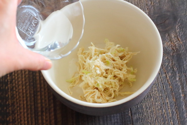 切干大根を臭みなく戻す裏技。うま味調味料を加えた水（うま味水）で切干大根を戻している様子。