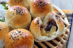 こんがりと焼きあがったパンと、中の具が見えるように半分に割られたパンの断面。