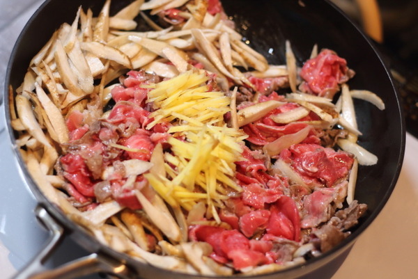 フライパンに牛肉・ごぼう・生姜など、材料を入れてさっと炒める