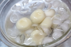 茹で上がった白玉団子を氷水で冷やしている様子。