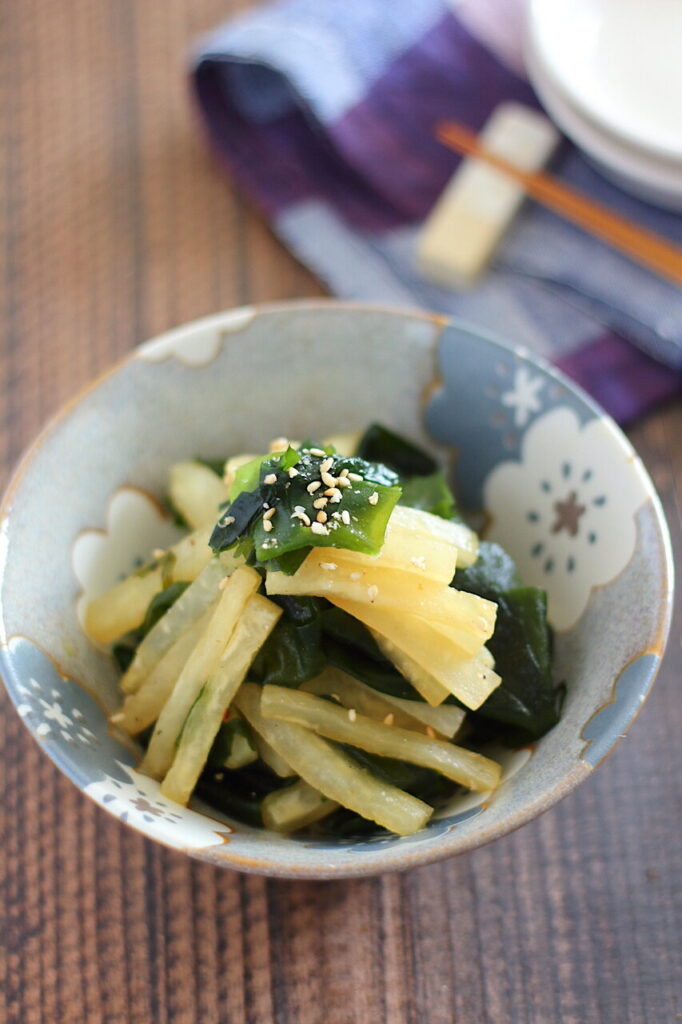 大根とわかめをフライパンで炒めて和風の味付けにしたヘルシーな副菜のレシピ