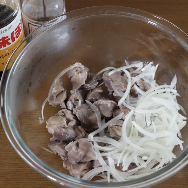 茹で上がった砂肝と薄切り玉ねぎをボウルに入れた様子