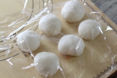 丸められたパン生地に濡れ布巾がかけられ、ベンチタイムをとっている様子。