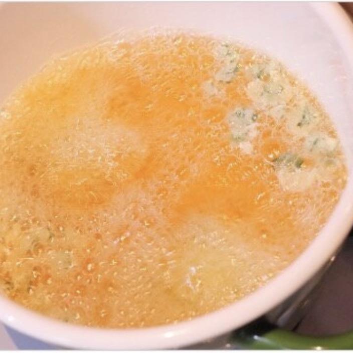 鮭のにら衣揚げを油で揚げる様子