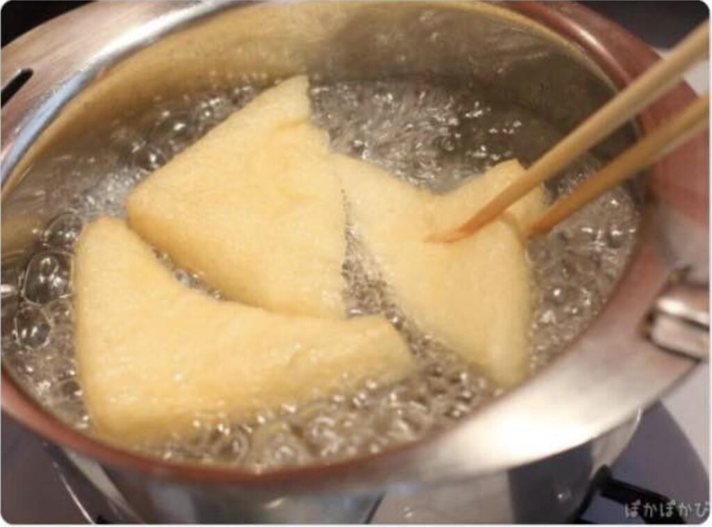 いなりずしの寿司あげを油抜きのために茹でている工程