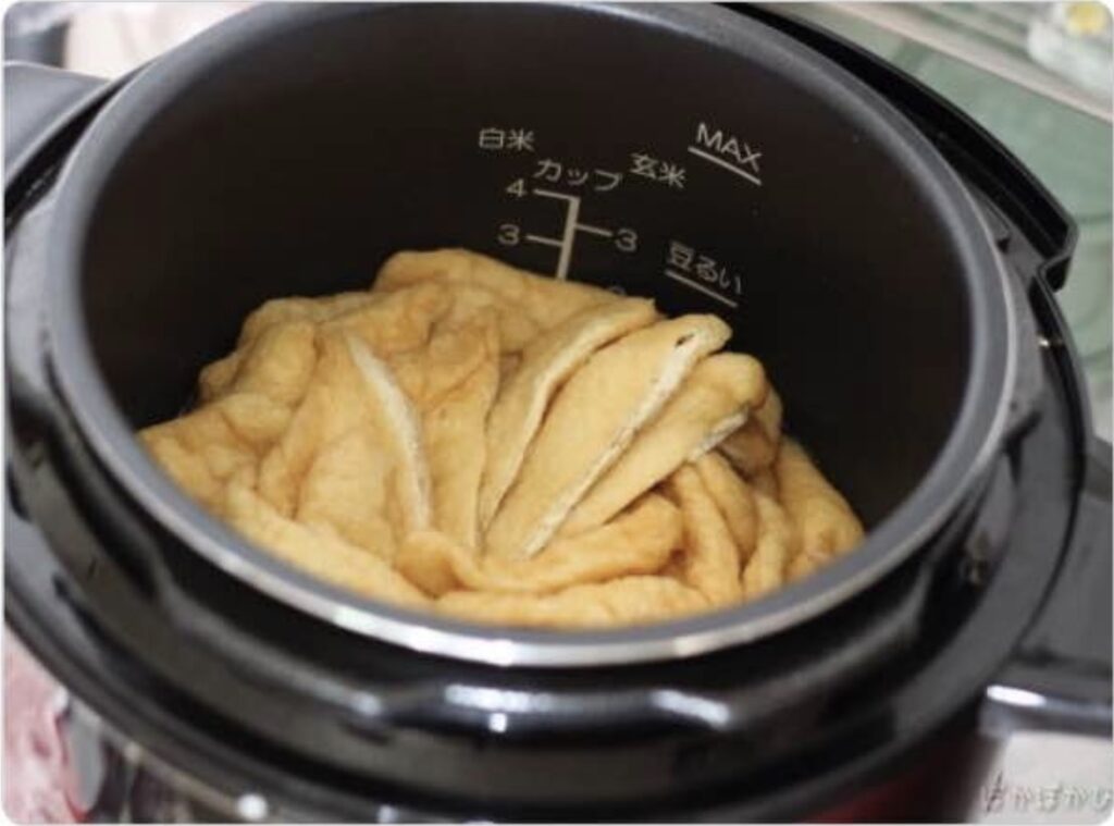 あげと調味料を入れて電気圧力鍋に入れる様子