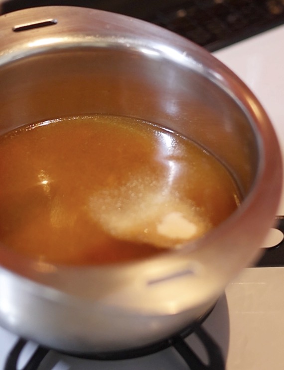 鍋でカレーつゆを温めている様子