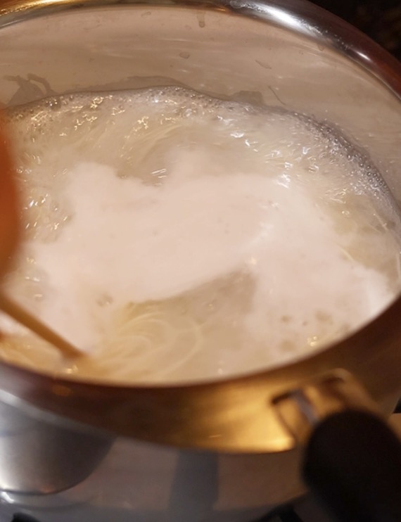 鍋でそうめんを茹でる調理工程