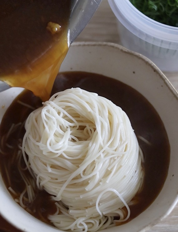 器に盛ったそうめんにカレーつゆをかける作り方
