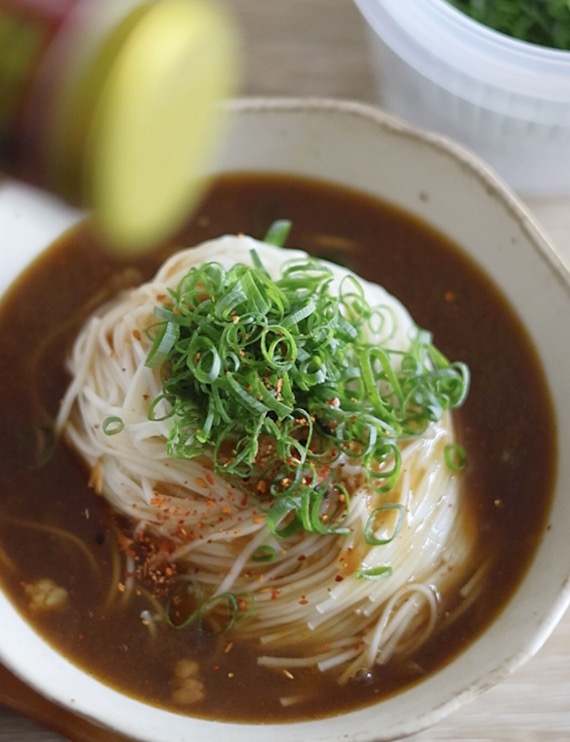 青ねぎと七味をかけて仕上げたカレーそうめんの完成写真