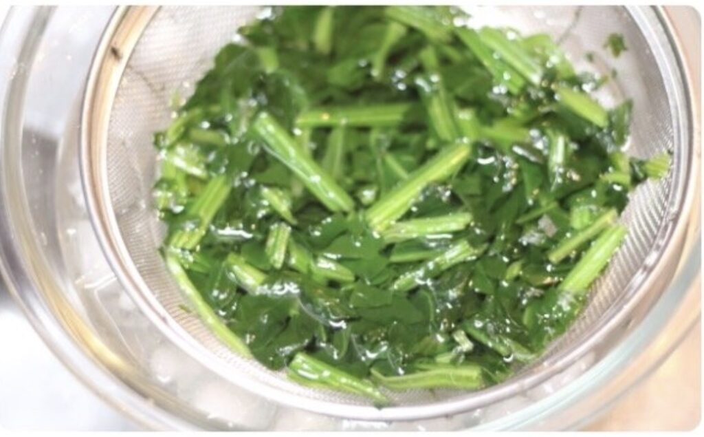 茹でて冷水にとったほうれん草