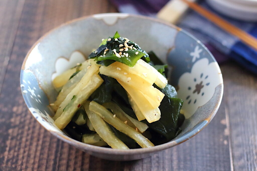 大根とわかめをフライパンで炒めて和風の味付けにしたヘルシーな副菜のレシピ