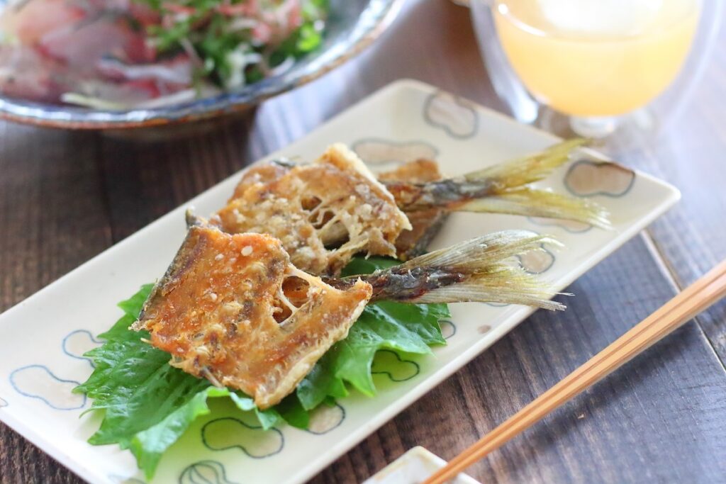 魚の骨せんべい(写真はアジ)をフライパンで丁寧に作るレシピ