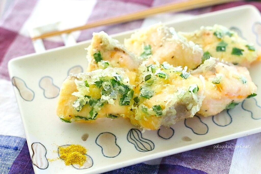 皿に盛り付けられた鮭のにら衣揚げ