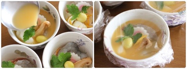 (左)具材を入れた器に、お玉で卵液を静かに注ぎ入れているところ。 (右)卵液を注ぎ終え、蒸す前にアルミホイルで一つずつ丁寧に蓋をされた茶碗蒸し。
