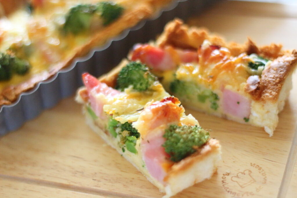 【食パンで簡単キッシュ】パイ生地不要！ブロッコリーとベーコンの絶品レシピ