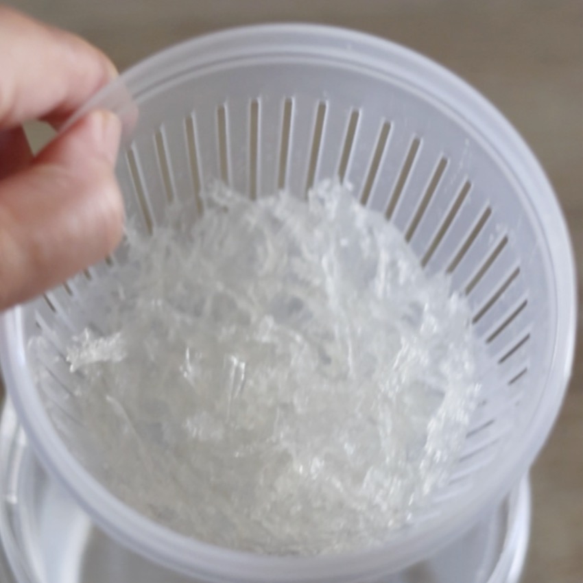 水で戻したスープ用糸寒天をザルにあげて水気をきっている様子