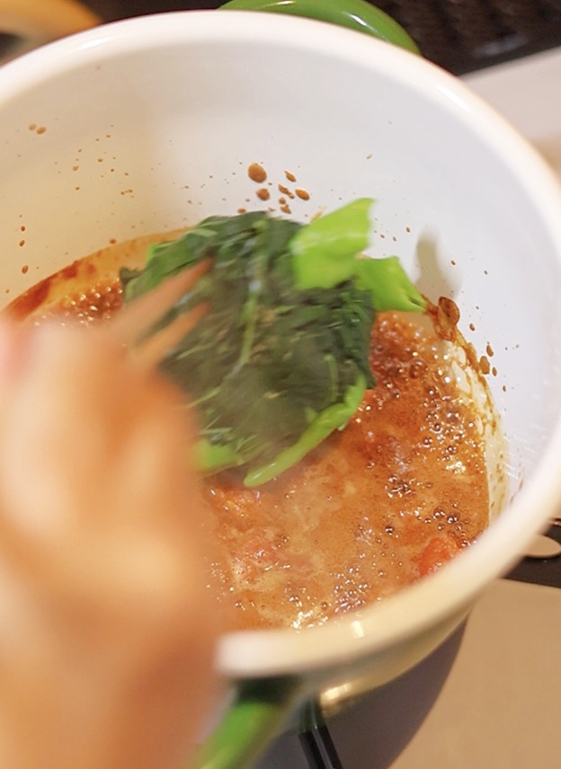 煮詰めた明太子ダレに、水気を絞った葉とうがらしを加え、味を絡め始める瞬間。