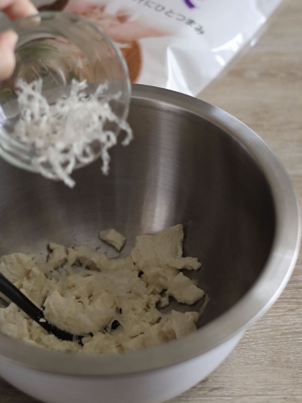 ステンレスボウルで豆腐を崩し、ヘルシーお好み焼きの生地を作るために糸寒天を加えている工程。
