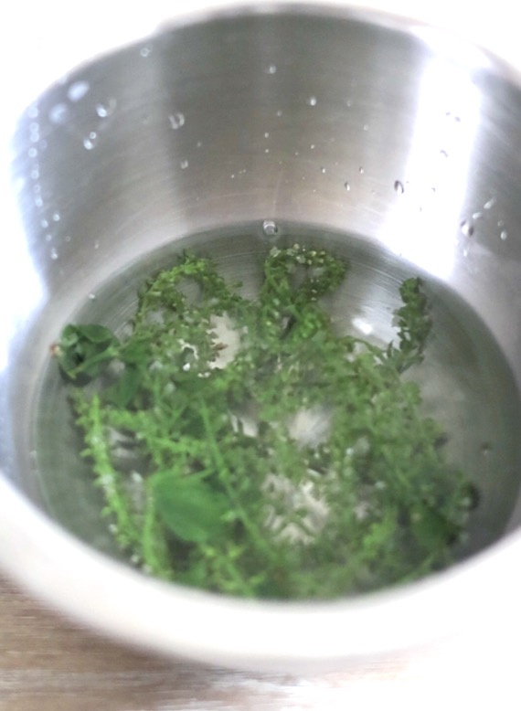 茹で上がった穂じそをボウルに入れた冷水にさらし、アク抜きをしている様子