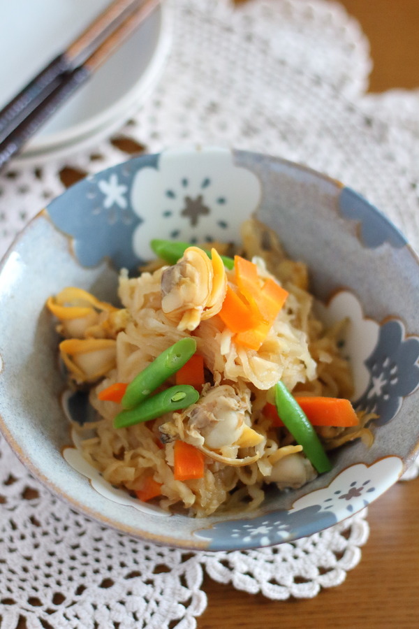花柄の小鉢に盛り付けられた切干大根の煮物。あさり、にんじん、いんげんが彩りよく添えられている。