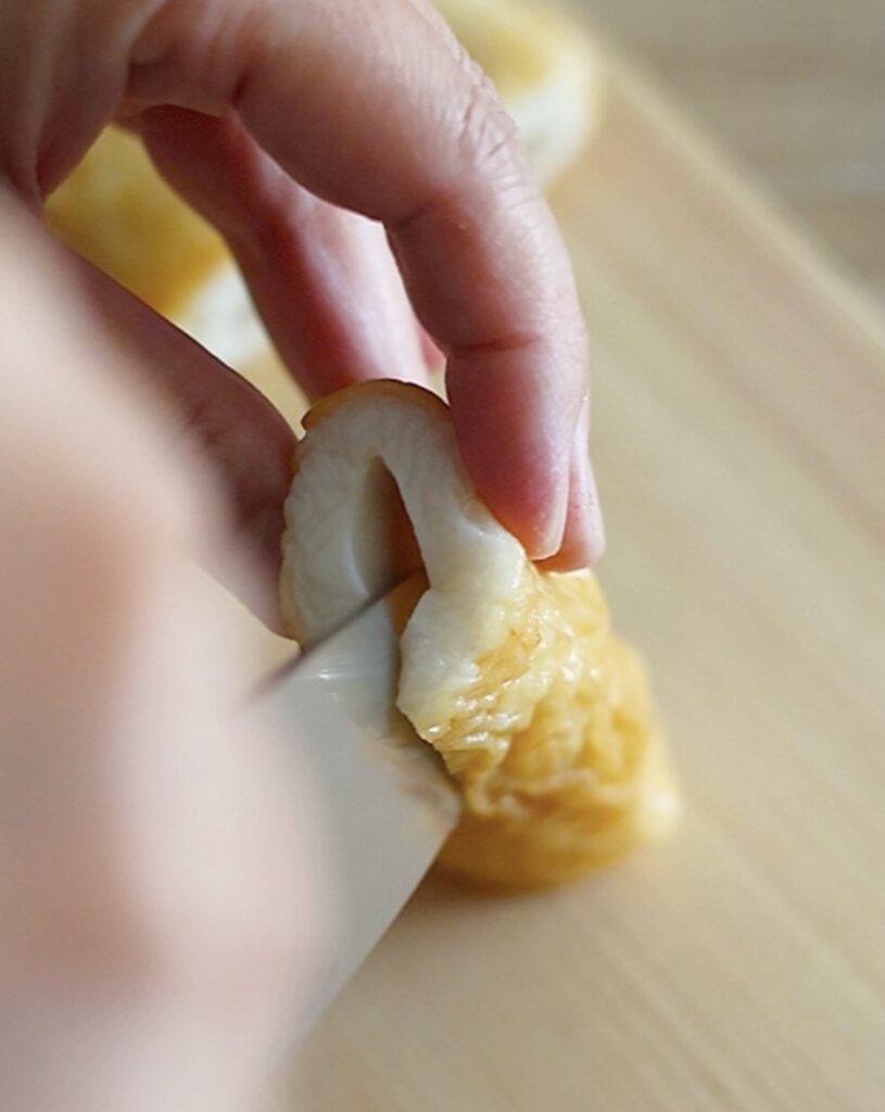 ちくわに包丁で切り込みを入れる工程｜きゅうちく（大葉入り）の作り方
