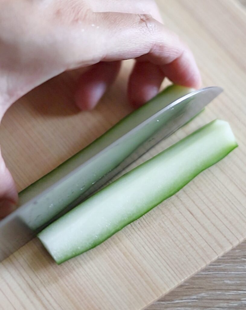 ちくわに包丁で切り込みを入れる工程｜きゅうちく（大葉入り）の作り方