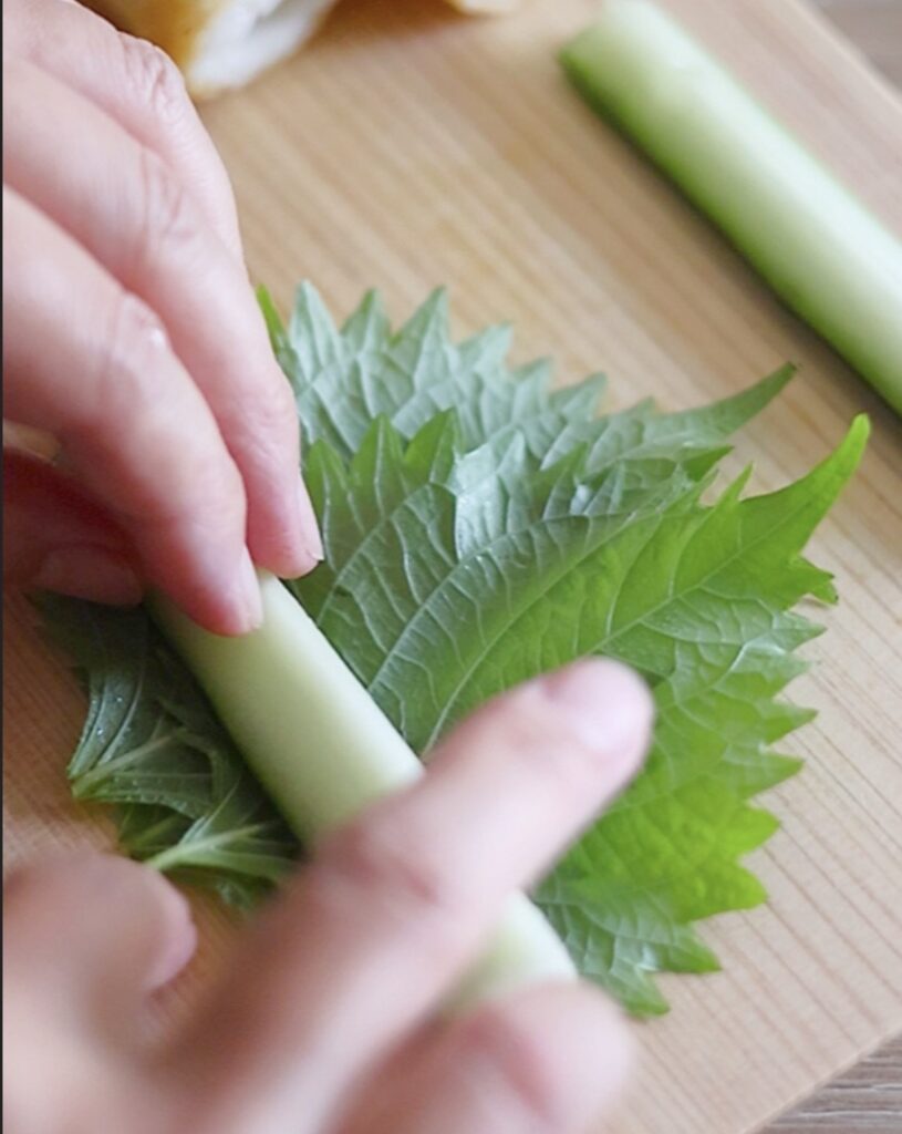 大葉で細切りきゅうりを巻く工程｜香りを引き立てるコツ