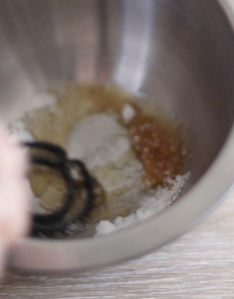 ナムルの調味料をボウルに入れて混ぜる