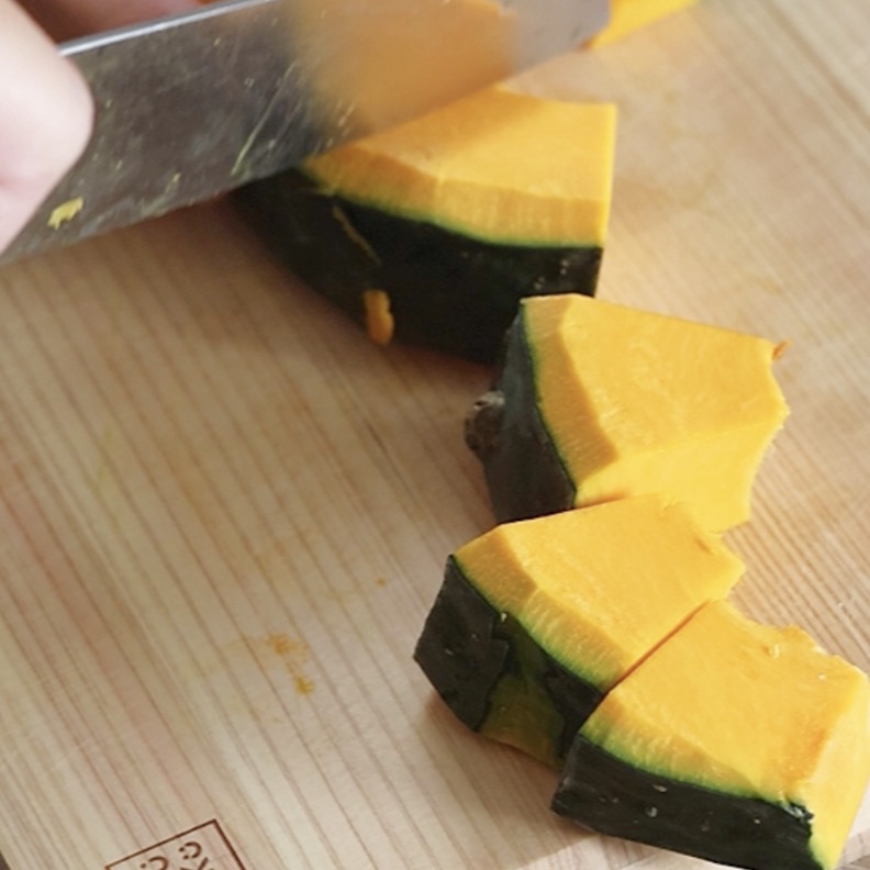 かぼちゃを食べやすい大きさ(2.5cm〜3cm)に切る