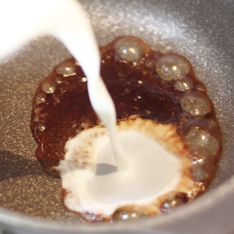 鍋を中火にかけ、ポン酢を加え、次に牛乳を加える