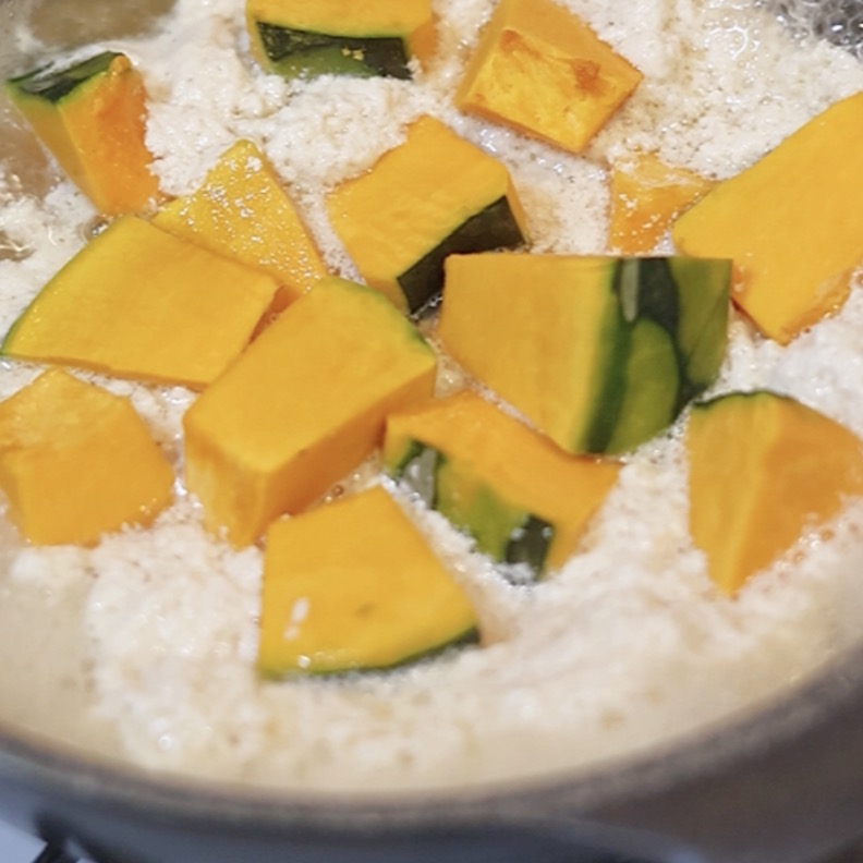 ミルクポン酢にかぼちゃを加える