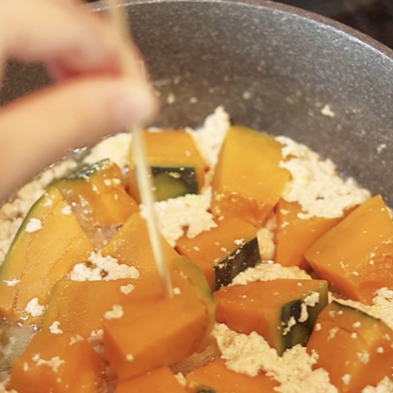 竹串を指して、柔らかくなっているかどうかをチェックする