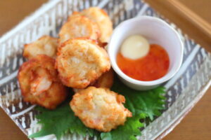 ふわふわの海老団子/えびしんじょの完成写真（スイートチリソースとマヨネーズ添え）