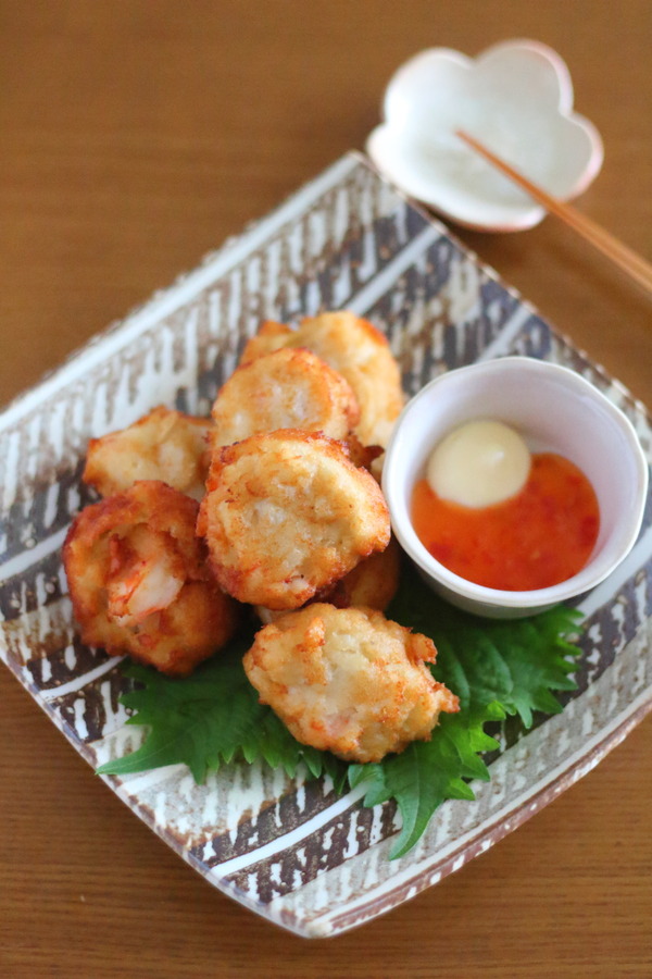 ふわふわ海老団子のアップ写真（大葉添え）