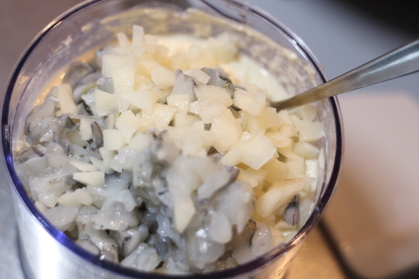 フードプロセッサーに投入する、刻んだえびとみじん切りのれんこん
