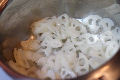 レンコンを鍋でいるときに、酢を変えると白く仕上がり食感シャキシャキする