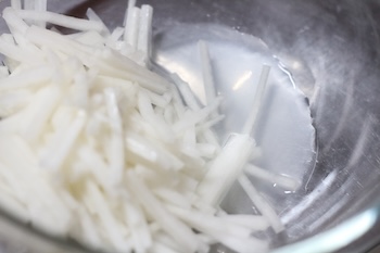 大根を塩もみすると、これぐらいの水分が出てきます
