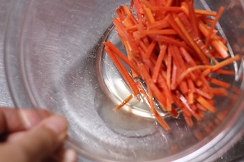 紅白なますの金時にんじんを塩もみすると、これぐらいの水分が出てきます。色がつくので別々に塩もみします。