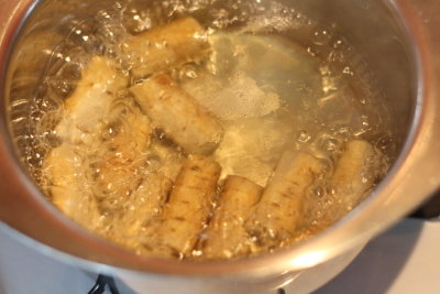 たたきごぼうの作り方 酢水でごぼうを柔らかく下茹でする工程。 茹で時間は、沸騰してから8分を目安に