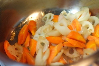 れんこんとにんじんの甘酢煮で調味料がなくなるまで炒り煮にする