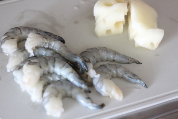 殻をむき、背わたを取った状態のえび