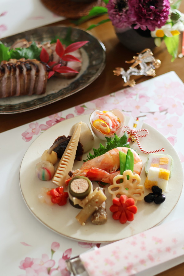 お節料理のワンプレート盛り付け(きんかん入りなます
有頭海老のうま煮
市松模様のかまぼこ
市松模様の錦卵
丹波黒豆煮
レンコンとにんじんの甘酢煮
茹で絹さや
ピリ辛たたきごぼう
生たらこの昆布巻き
お煮しめ
里芋・乾椎茸・くわい・生麩・花こんにゃく・にんじん・たけのこ
ヘルシオでローストポーク)