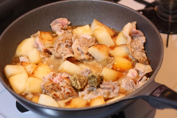 黒糖を加えて、大根が柔らかくなるまでしっかり煮込む