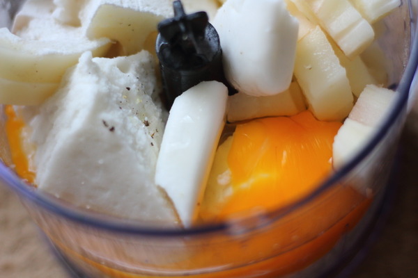 フードプロセッサーで攪拌前の、はんぺん・れんこん・卵